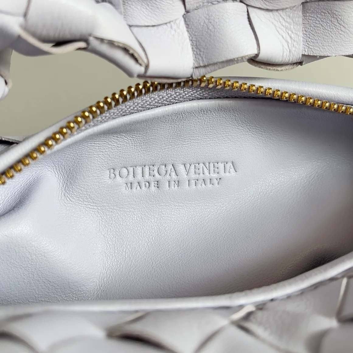 Batch 1120 Bottega veneta͙.——The latest braided and knotted hobo🔥 The top-grade lambskin leather is very soft, the bag shape is unique, practical and durable. It retains the traditional weaving elements while being a bit more flamboyant ~ Made of hand-woven sheepskin, zipper opening and closing, curved seamless structure, effortless to match. Highly recommended⚠️⚠️⚠️ The highest-end in the market🌈 Welcome to compare [Factory equipped with full package] size: 23x15x5cm.   Model: 651876